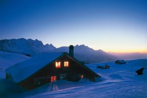 meiringen-hasliberg-Mountain-chalet-hotel-in-snow-evenings